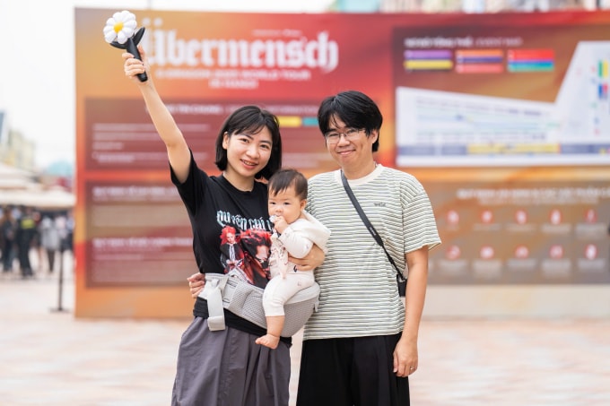 Vợ chồng chị Minh Loan và fan nhí 7 tháng tuổi tại khu vực đổi vòng. Ảnh: Tùng Đinh