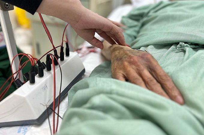 Một cụ ông điều trị tại Bệnh viện Hữu Nghị. Ảnh: Thúy Quỳnh