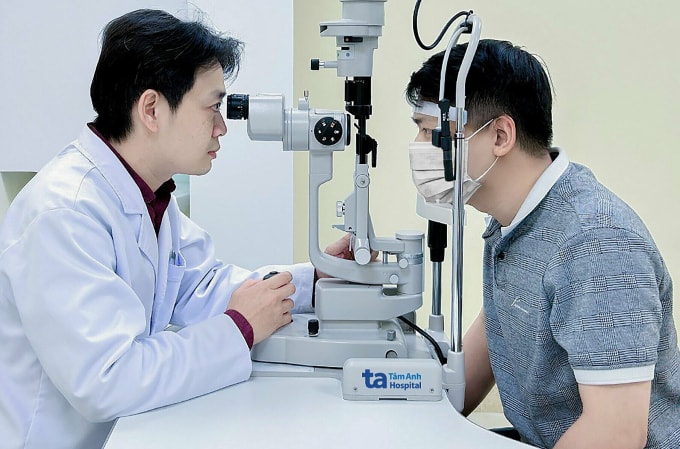 Bác sĩ Huy kiểm tra mắt cho một nam thanh niên. Ảnh minh họa: Bệnh viện Đa khoa Tâm Anh