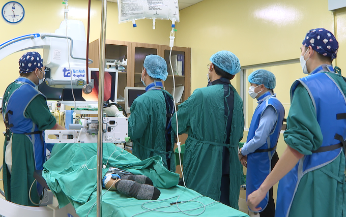 Êkíp nội soi lấy sỏi trong ống mật chủ cho người bệnh. Ảnh: Bệnh viện Đa khoa Tâm Anh