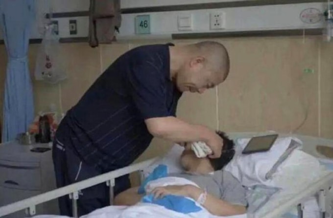 Ông Gui chăm sóc vợ khi bà còn trong bệnh viện. Ảnh: FM93 Zhejiang Traffic Radio