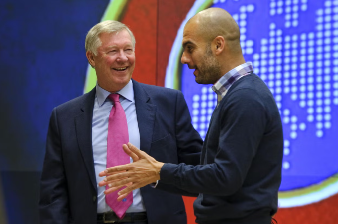 HLV Pep Guardiola (phải) trò chuyện với Alex Ferguson tại hội nghị huấn luyện năm 2011. Ảnh: Independent