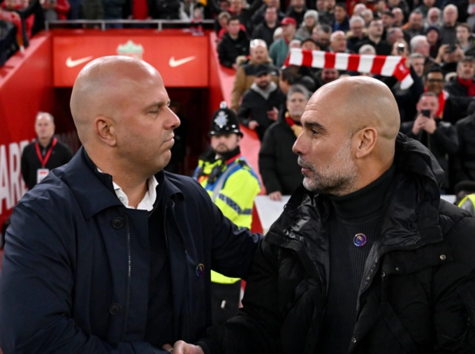 HLV Arne Slot (trái) bắt tay Pep Guardiola sau trận Liverpool thắng Man City 2-0 ở Ngoại hạng Anh ngày 1/12/2024. Ảnh: Liverpool FC