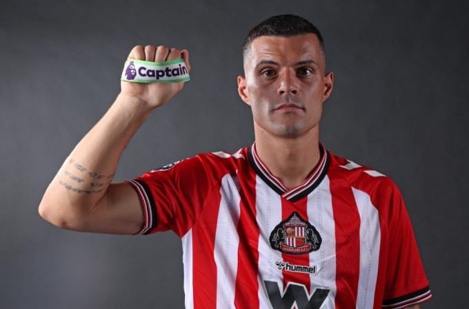 Granit Xhaka chụp ảnh sau khi được công bố là đội trưởng Sunderland ngày 13/8/2025. Ảnh: Sunderland AFC