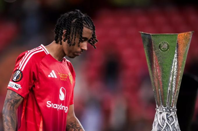 Leny Yoro đi qua chiếc Cup, sau trận Man Utd thua Tottenham ở chung kết Europa League mùa 2024-2025. Ảnh: Manchester Evening News