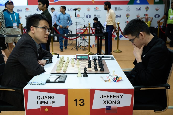 Lê Quang Liêm trong ván đấu với Xiong ở lượt về vòng ba World Cup cờ vua tại Goa, Ấn Độ ngày 8/11/2025. Ảnh: FIDE