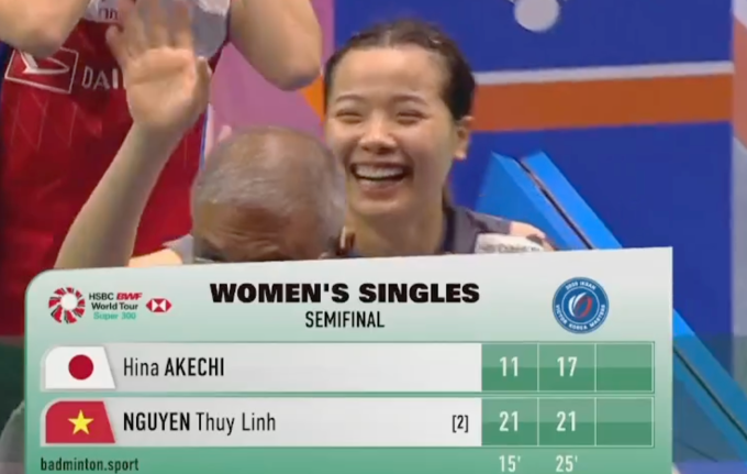 Thùy Linh tươi cười sau khi hạ Hina Akechi để vào chung kết Korea Masters 2025, trưa 8/11. Ảnh: Chụp màn hình