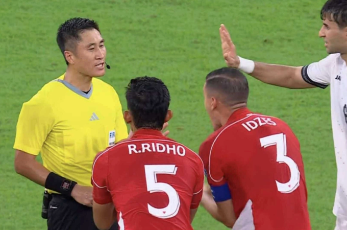 Các cầu thủ Indonesia phản ứng với trọng tài Ma Ning trong trận thua Iraq ở lượt hai bảng B vòng loại thứ tư World Cup 2026 - khu vực châu Á, trên sân King Abdullah, Arab Saudi, ngày 12/10/2025. Ảnh: Chụp màn hình