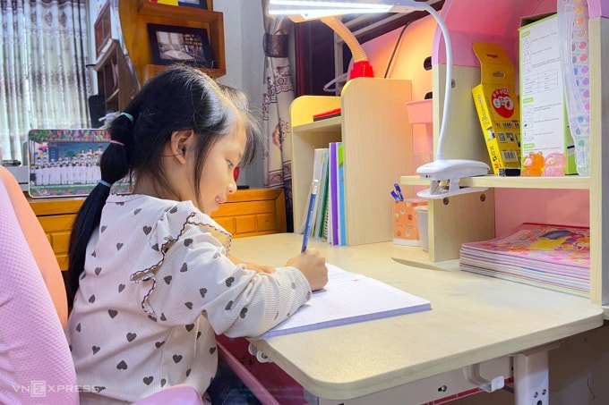 Đồng Hương Trà - học sinh lớp 1 ở tỉnh Thái Nguyên làm bài tập về nhà, tháng 11/2025. Ảnh: Linh Đan