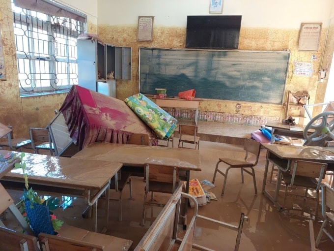 Hình ảnh lớp học ngổn ngang khi lũ rút tại trường Tiểu học Yên Bình. Ảnh: Nhà trường cung cấp