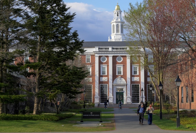 Khuôn viên Trường Kinh doanh Đại học Harvard ở Cambridge, bang Massachusetts ngày 15/4. Ảnh: Reuters