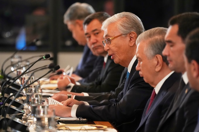 Tổng thống Kazakhstan Kassym-Jomart Tokayev phát biểu bên cạnh các lãnh đạo Trung Á trong bữa tối làm việc với Tổng thống Trump hôm 6/11 tại Phòng Đông, Nhà Trắng. Ảnh: AP