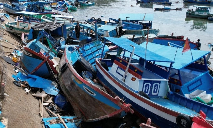 Hàng trăm chiếc tàu, ghe bị sóng đánh dạt bờ hư hỏng nằm chồng chất lên nhau ở làng chài Vũng Chào, sáng 7/11. Ảnh: Đình Văn