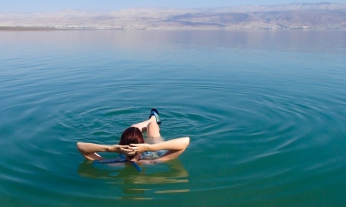 Độ mặn cao dẫn tới lực nổi cực lớn ở Biển Chết. Ảnh: Romeo Belarmino