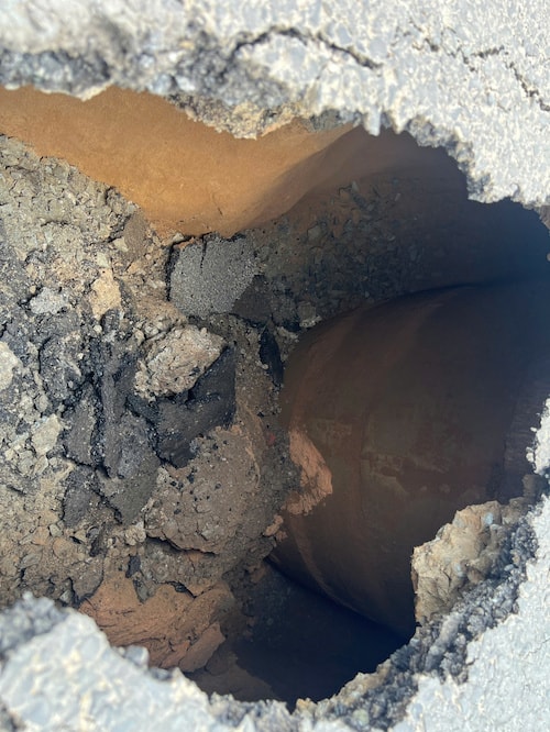 Hố tử thần sâu chừng 2,5 m. Ảnh: Thái Hà