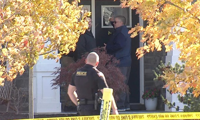 Điều tra viên và cảnh sát tại hiện trường vụ nổ súng ở thị trấn Whitestown, bang Indiana, Mỹ ngày 5/11. Ảnh: AP