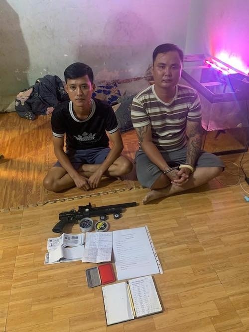 Phát hiện súng khi bắt giữ nhóm cho vay nặng lãi - 1