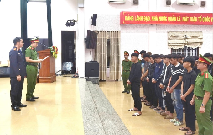 Cơ quan chức năng đọc lệnh khởi tố các bị can. Ảnh: Viện Kiểm sát Nhân dân khu vực 5