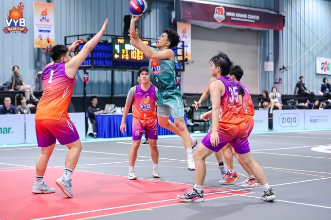 VĐV THPT Phạm Hồng Thái (áo xanh) thực hiện pha ném bóng trong trận đấu với THPT Marie Curie. Ảnh: VYB