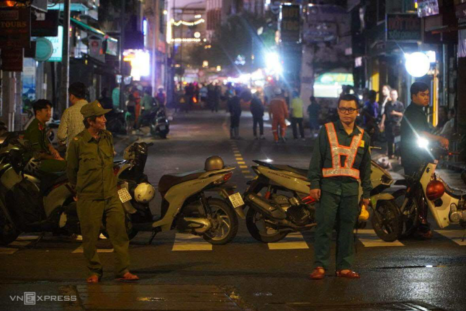 Lực lượng chức năng phong tỏa hiện trường tối 8/11. Ảnh: Giang Anh