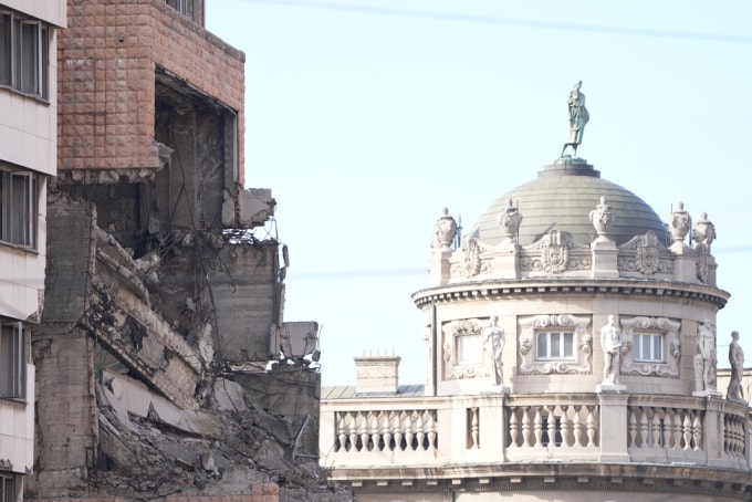 Một trụ sở cũ của quân đội Nam Tư (trái) bị phá hủy trong chiến dịch ném bom của NATO năm 1999, tại Belgrade, Serbia, ngày 4/11. Ảnh: AP