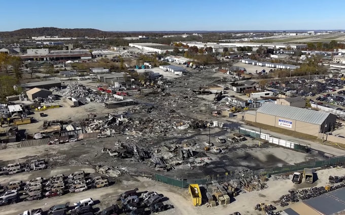 Hiện trường máy bay chở hàng của hãng UPS rơi và phát nổ tại thành phố Louisville, bang Kentucky hôm 4/11. Ảnh: NTSB