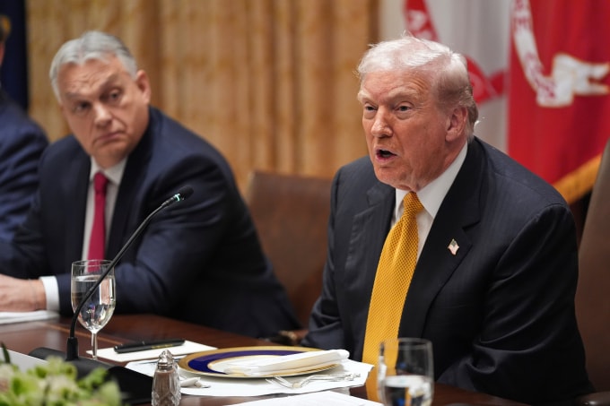 Tổng thống Mỹ Donald Trump (phải) trong cuộc tiếp Thủ tướng Hungary Viktor Orban tại Nhà Trắng ngày 7/11. Ảnh: AP