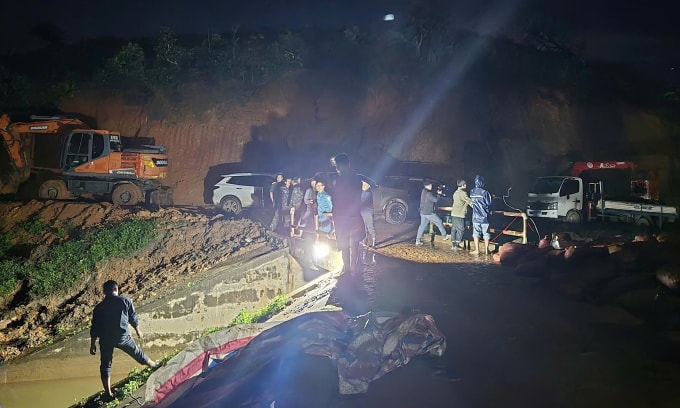 Lực lượng chức năng gia cố đập suốt đêm. Ảnh: Khải Nguyên