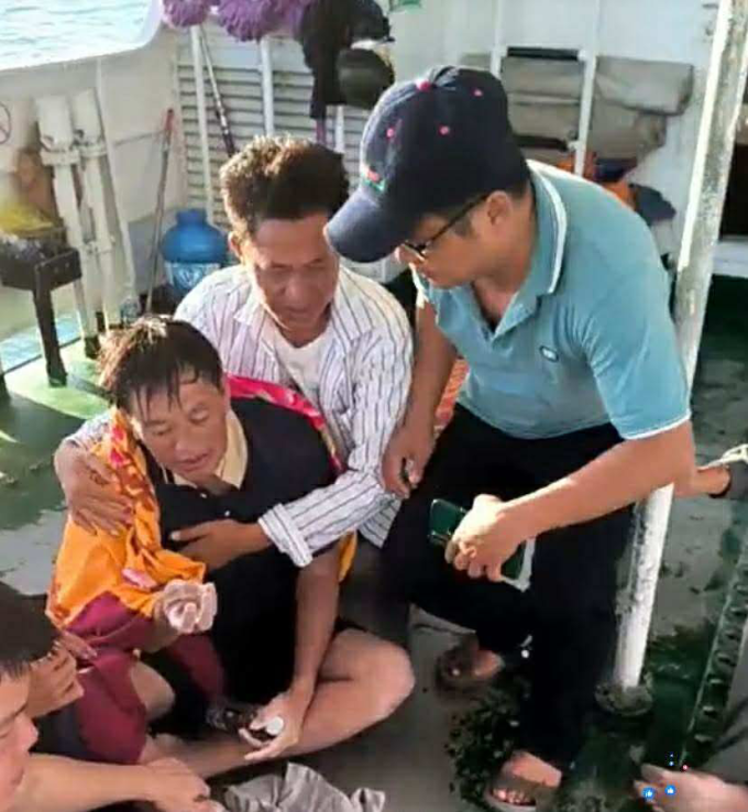 Ông Sanh được các thuyền viên tàu An Vĩnh Express ứng cứu. Ảnh: Thuyền viên tàu An Vĩnh Express