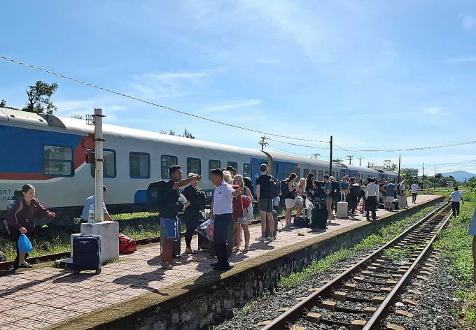 Nhiều hành khách dừng chờ tại ga Tuy Hòa (Đăk Lăk) do sự cố xói lở đường sắt Bắc Nam. Ảnh: Cao Minh
