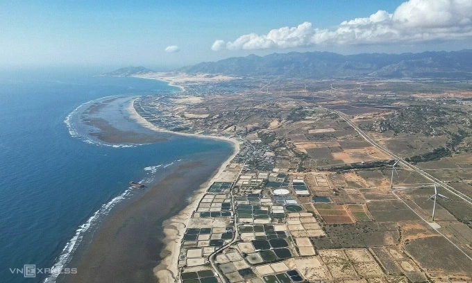 Khu đất nông nghiệp, nuôi trồng thủy sản, có dân cư ở hai xã Phước Dinh và Vĩnh Hải được quy hoạch làm dự án điện hạt nhân Ninh Thuận 1 và 2, tháng 10/2025. Ảnh: Bùi Toàn