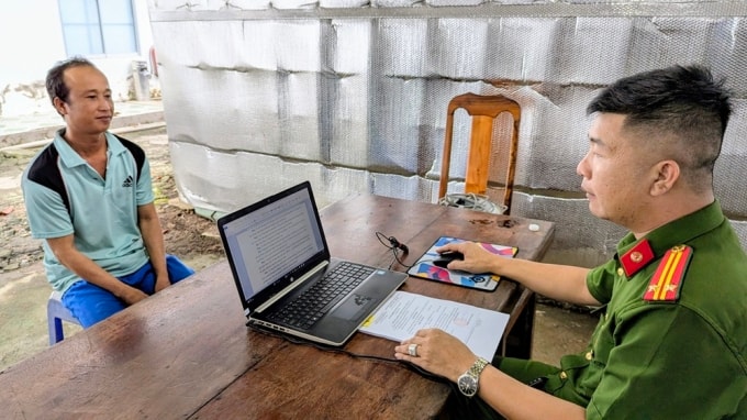 Nguyễn Văn Phúc (trái) tại cơ quan điều tra. Ảnh: An Phú