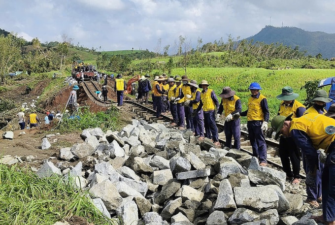 Hàng chục công nhân đang sửa chữa đoạn đường sắt Bắc Nam bị xói nền đường ray cách ga Phước Lãnh (xã Xuân Lãnh, Đăk Lăk) 3 km, sáng 8/11. Ảnh: VNR
