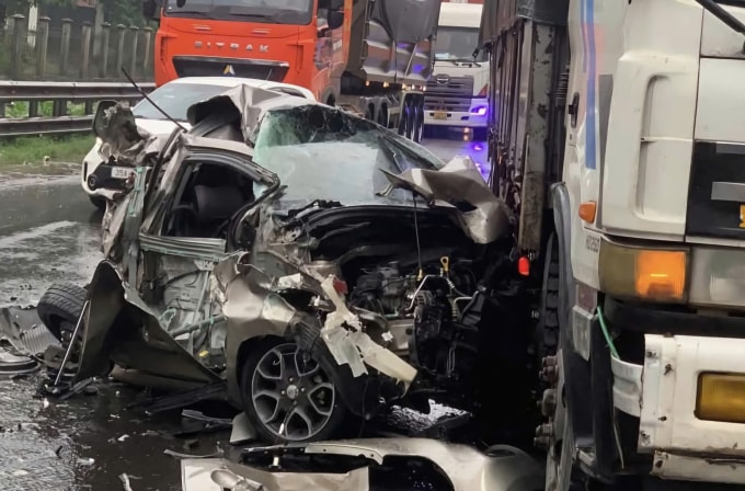 Xe Kia bị vò nát sau tai nạn. Ảnh: Hoa Lư