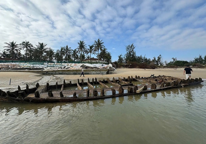 Hình dáng con tàu cổ lộ lên trê mặt nước, sáng 8/11. Ảnh: Người dân cung cấp