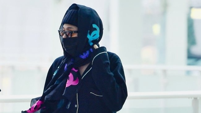 G-Dragon diện đồ ngủ ở sân bay