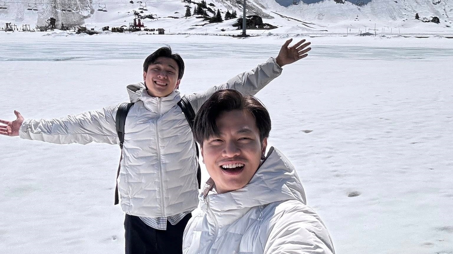 Thời trang năng động của Ninh Dương Story trong các chuyến du lịch.