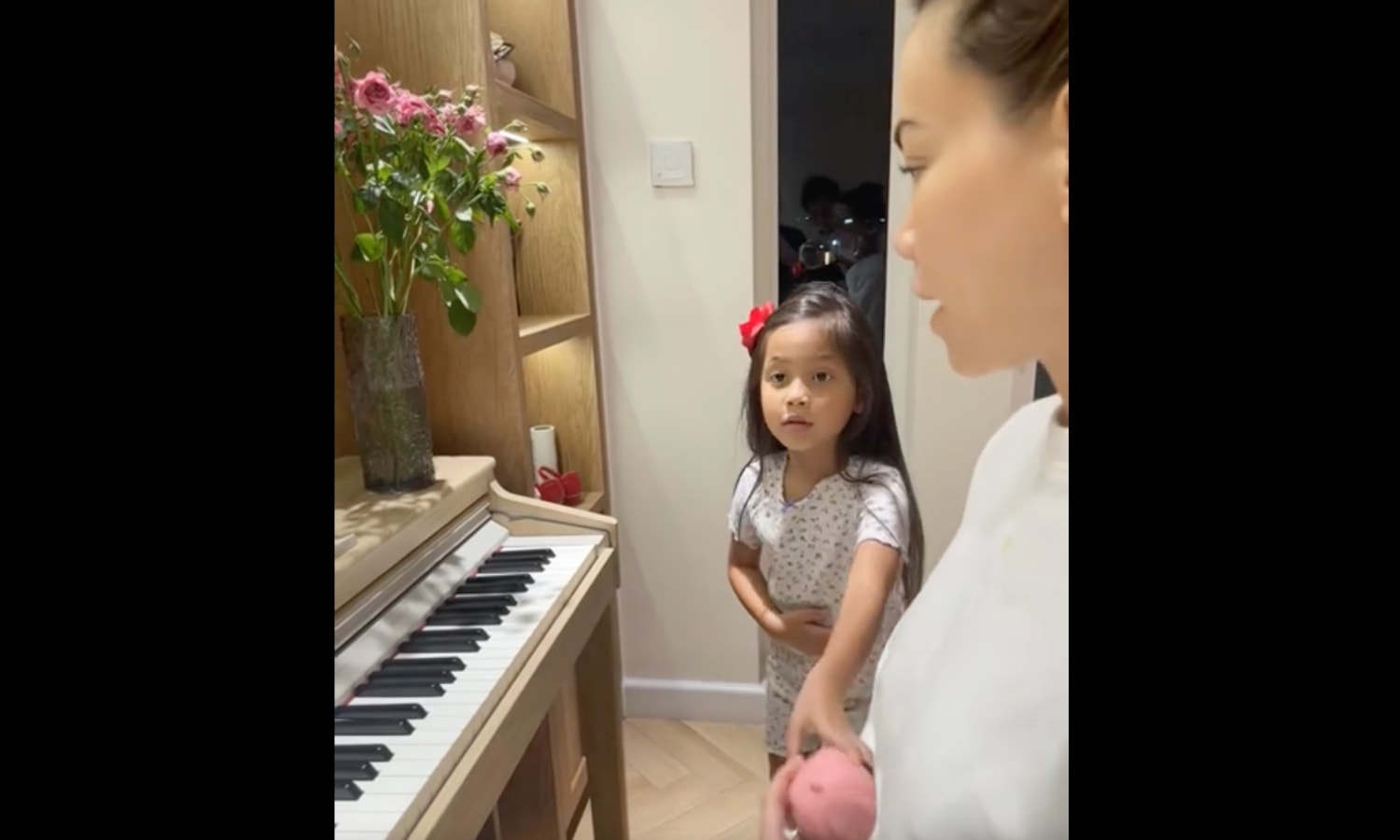 Hồ Ngọc Hà đàn cho con hát ca khúc thiếu nhi 