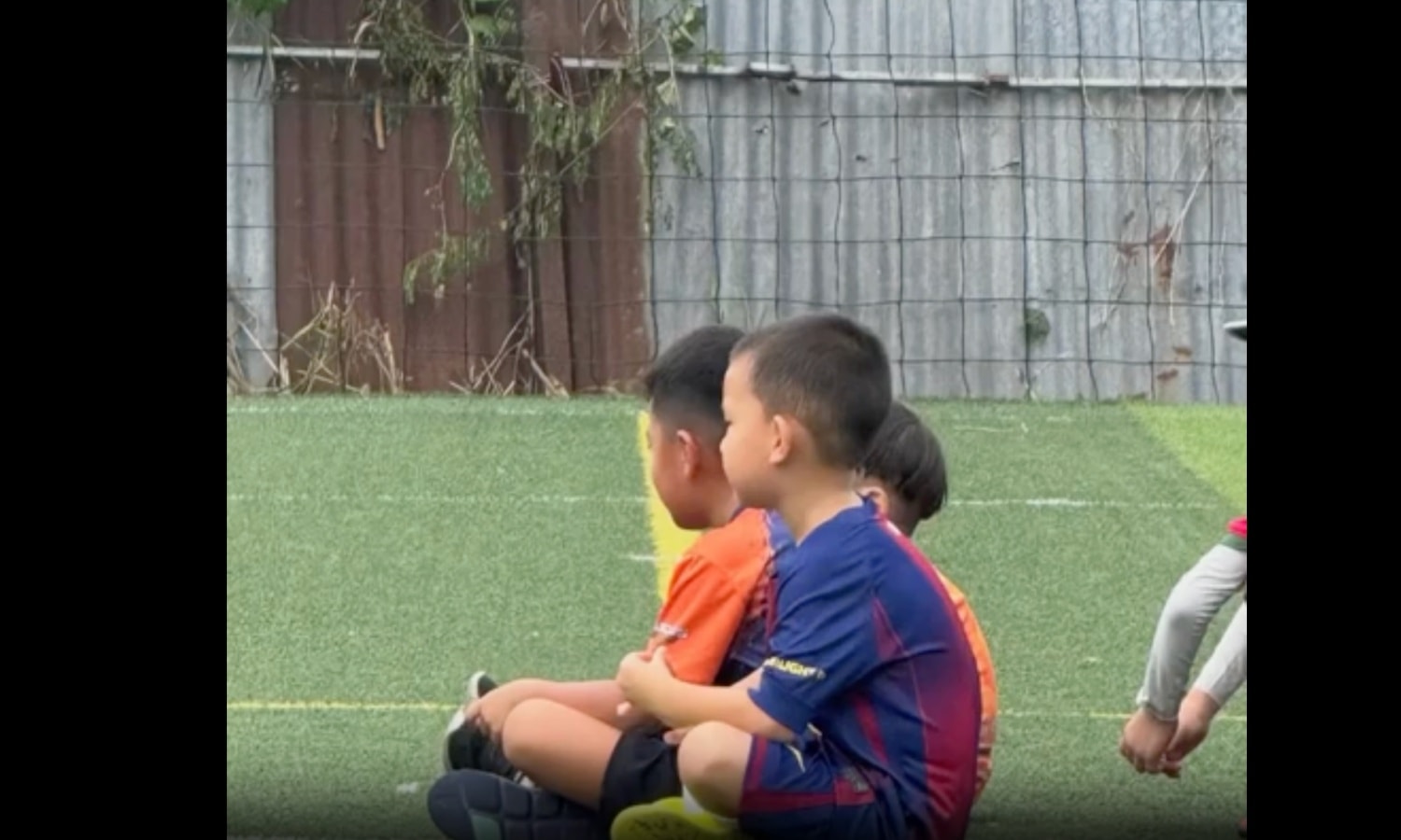 Leon tập chơi đá bóng trên sân.