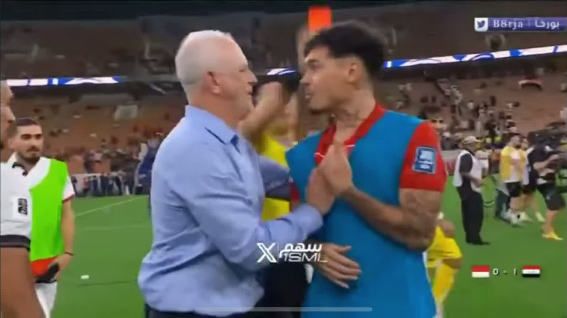 Trưởng đoàn Indonesia đẩy trọng tài sau trận thua Iraq