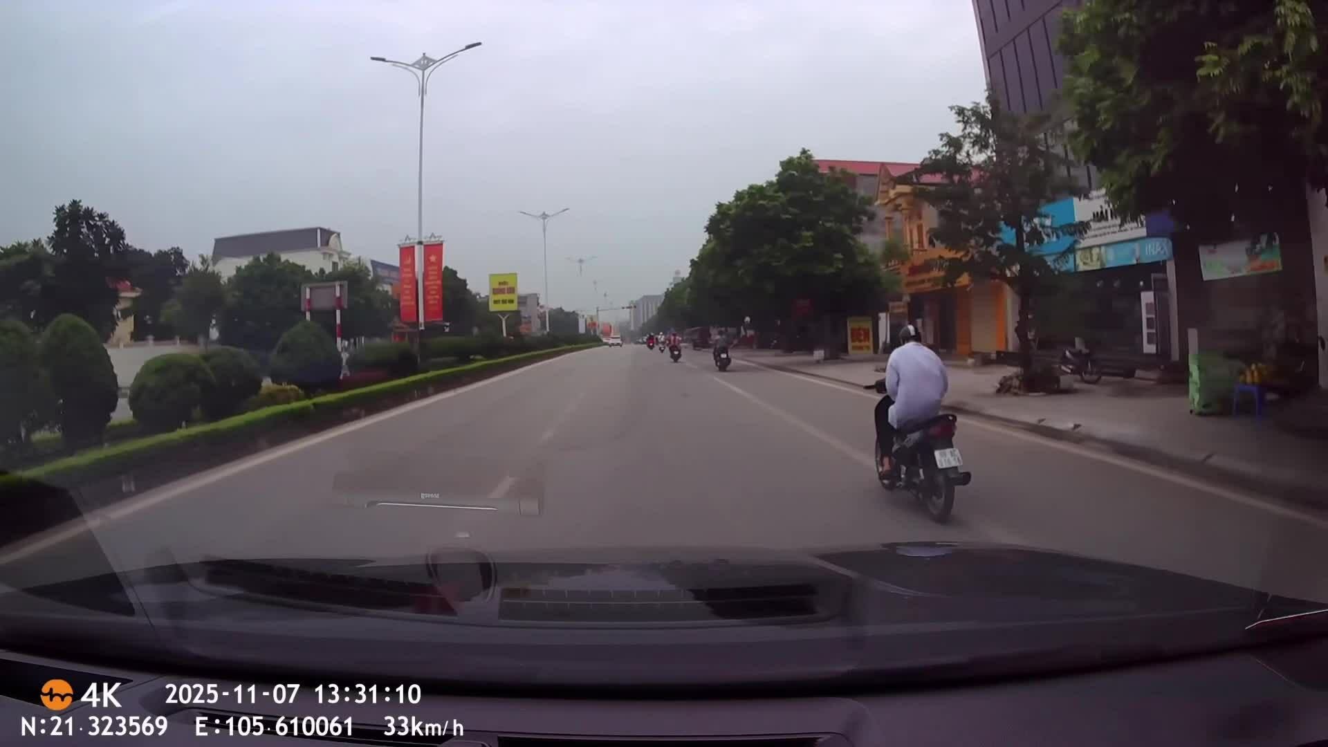 Vừa lái xe vừa dùng điện thoại, biểu hiện coi thường tính mạng