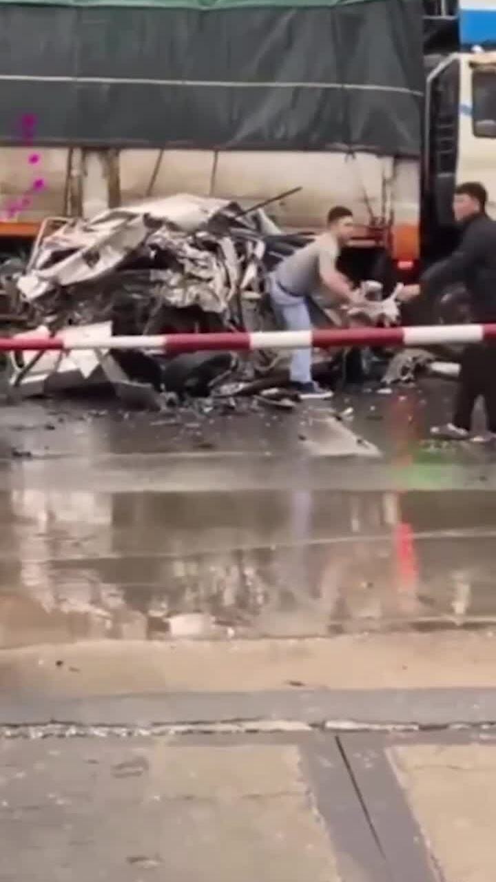 Ôtô 5 chỗ bị xe tải vò nát