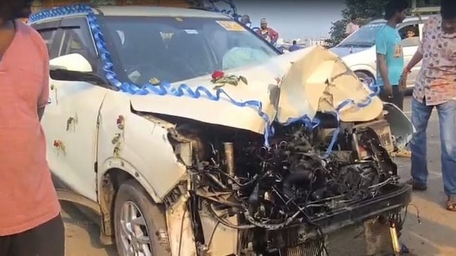 Ô tô nổ lốp, lao vào trạm xe buýt khiến 10 người thương vong- Ảnh 1. Ô tô nổ lốp, lao vào trạm xe buýt khiến 10 người thương vong- Ảnh 1.