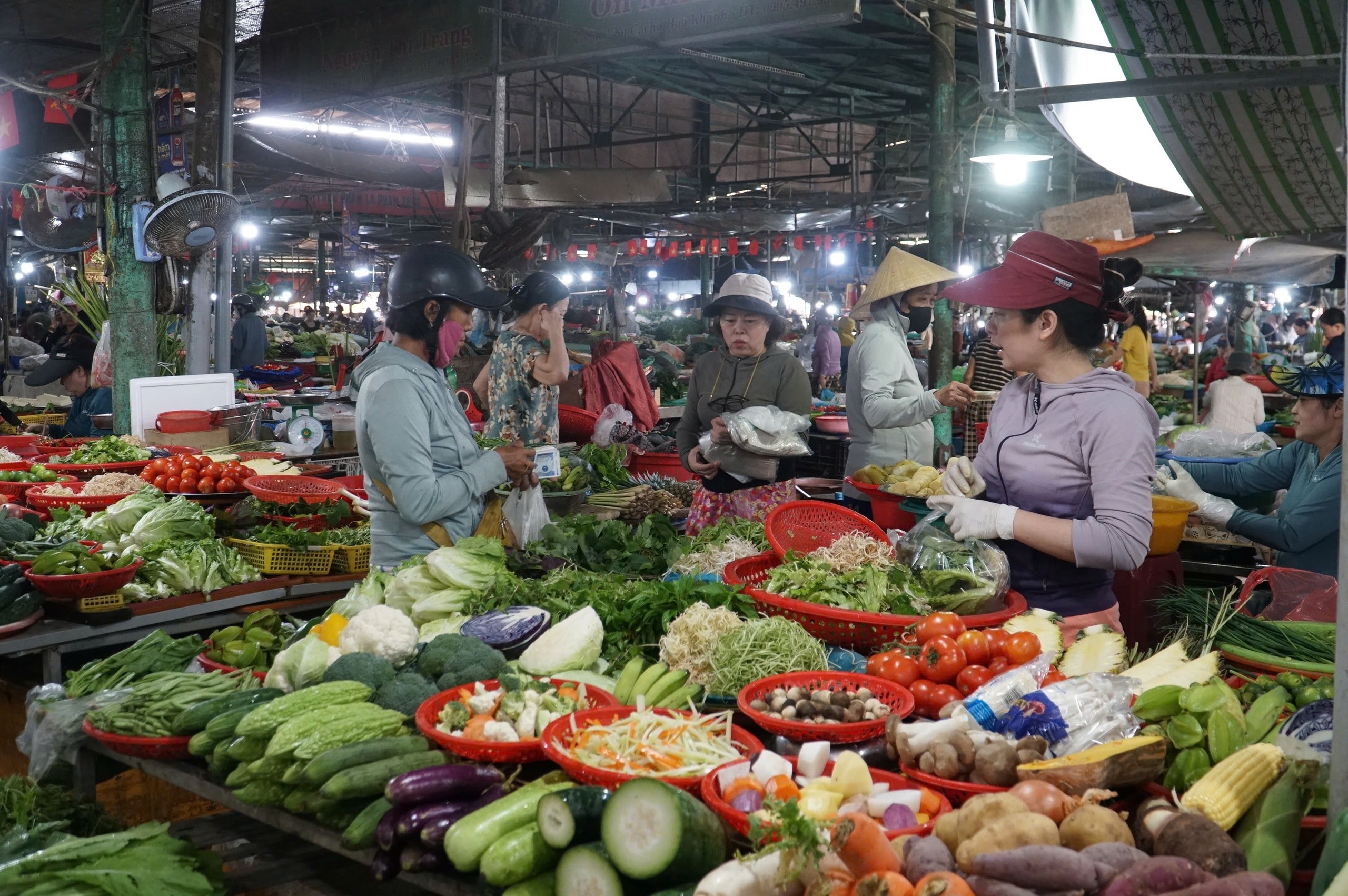 Giá rau xanh tại Đà Nẵng tăng gấp 2 - 3 lần sau mưa lũ , nguồn cung khan hiếm - Ảnh 3. Giá rau xanh tại Đà Nẵng tăng gấp 2 - 3 lần sau mưa lũ , nguồn cung khan hiếm - Ảnh 3.