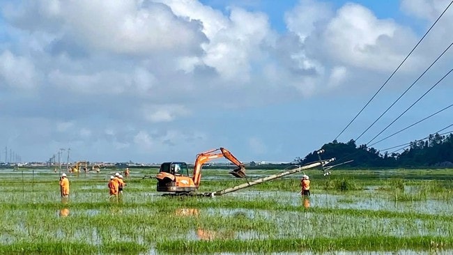 EVNCPC: Cấp điện trở lại cho hơn 1,19 triệu khách hàng sau bão số 13 Kalmaegi - Ảnh 7. EVNCPC: Cấp điện trở lại cho hơn 1,19 triệu khách hàng sau bão số 13 Kalmaegi - Ảnh 7.