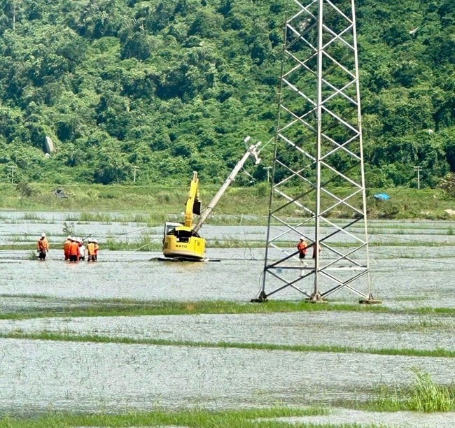 EVNCPC: Cấp điện trở lại cho hơn 1,19 triệu khách hàng sau bão số 13 Kalmaegi - Ảnh 4. EVNCPC: Cấp điện trở lại cho hơn 1,19 triệu khách hàng sau bão số 13 Kalmaegi - Ảnh 4.