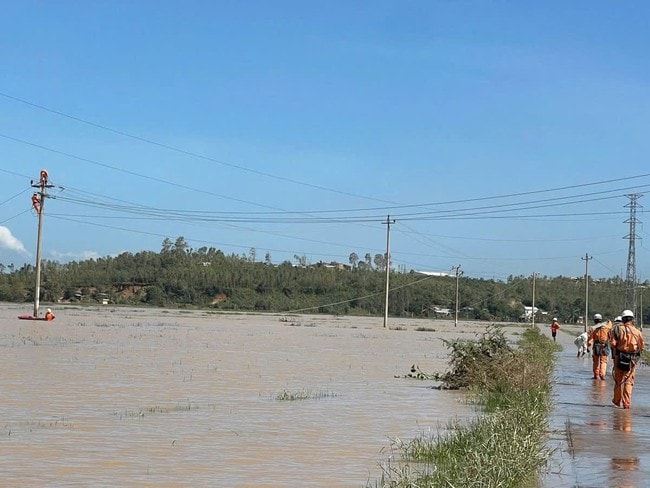 EVNCPC: Cấp điện trở lại cho hơn 1,19 triệu khách hàng sau bão số 13 Kalmaegi - Ảnh 9. EVNCPC: Cấp điện trở lại cho hơn 1,19 triệu khách hàng sau bão số 13 Kalmaegi - Ảnh 9.