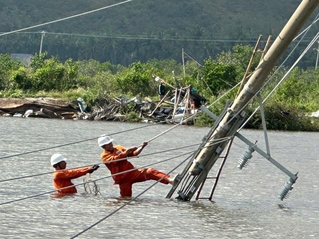 EVNCPC: Cấp điện trở lại cho hơn 1,19 triệu khách hàng sau bão số 13 Kalmaegi - Ảnh 6. EVNCPC: Cấp điện trở lại cho hơn 1,19 triệu khách hàng sau bão số 13 Kalmaegi - Ảnh 6.