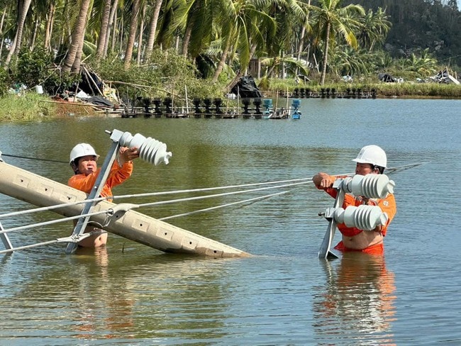 EVNCPC: Cấp điện trở lại cho hơn 1,19 triệu khách hàng sau bão số 13 Kalmaegi - Ảnh 1. EVNCPC: Cấp điện trở lại cho hơn 1,19 triệu khách hàng sau bão số 13 Kalmaegi - Ảnh 1.