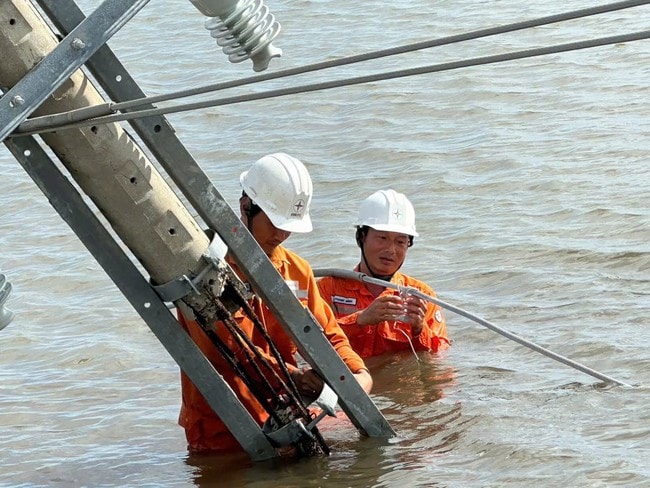 EVNCPC: Cấp điện trở lại cho hơn 1,19 triệu khách hàng sau bão số 13 Kalmaegi - Ảnh 5. EVNCPC: Cấp điện trở lại cho hơn 1,19 triệu khách hàng sau bão số 13 Kalmaegi - Ảnh 5.